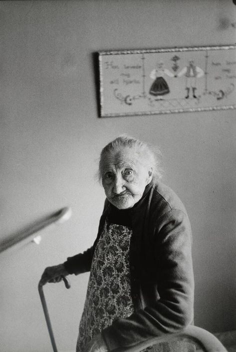 Henry Cartier Bresson, Old Peoples Home, Henri Cartier Bresson, Beach Portraits, French Photographers, Magnum Photos, Old Woman, Old People, People Photography