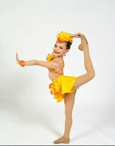 Maddie Mackenzie Dance Moms, Dance Moms Pyramid, Maddie Ziegler Photoshoot, Annie Leblanc Hair, Mackenzie Ziegler Dance Moms, Mackenzie Ziegler Dance, Maddie Ziegler Dance Moms, Dance Moms Rare, Figures In Motion