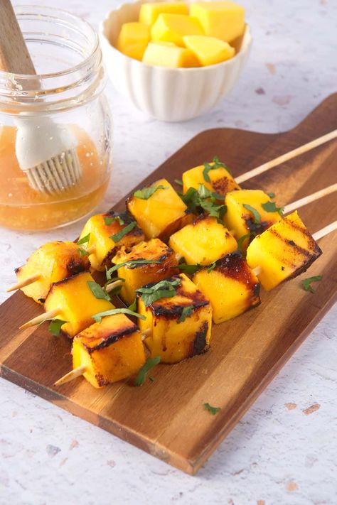 For these mango skewers, cubed mango is marinated in honey and dark rum for some Caribbean flair and then lightly charred on the grill! Recipe at inthekitch.net #inthekitch #skewers #grilledfruit Grilled Mango, Make Kimchi, Summer Appetizers, Antipasto Skewers, Chicken Skewer Recipe, Skewer Appetizers, Caprese Skewers, Kimchi Recipe, Grilled Fruit