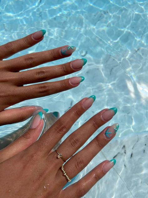 Summer Nails 2024 French Tip Blue, Vaca Nails 2024, French Tip Nail Designs Summer, Nail Designs Holiday Summer, Spanish Style Nails, Holiday Nails Summer Blue, Starfish French Tip Nails, Blue Starfish Nails, Blue Holiday Nails Summer