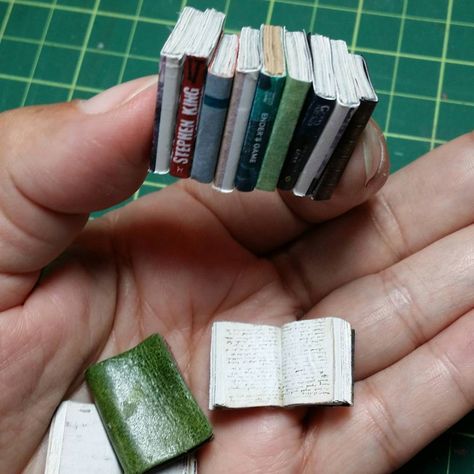 Accessoires Barbie, Dollhouse Miniature Tutorials, Doll Furniture Diy, Mini Doll House, Doll House Crafts, Miniature Book, Dollhouse Miniatures Diy, Mini Craft, Miniature Rooms