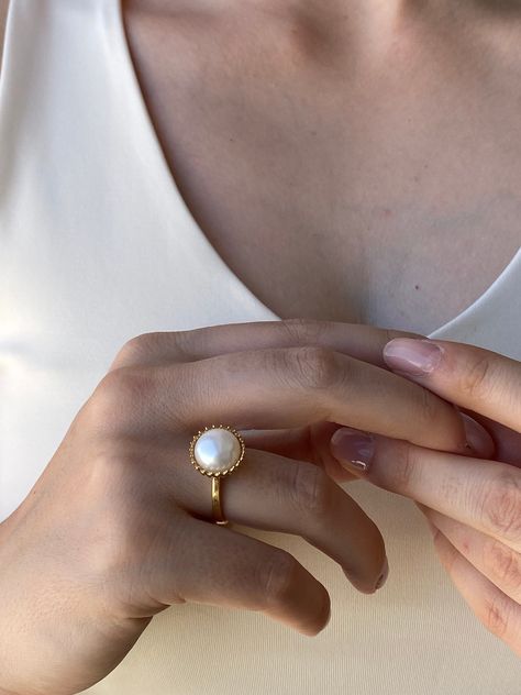 Pearl Rings In Gold, Pearl Necklace Ideas, White Pearl Ring, Rings In Gold, Freshwater Pearl Ring, Pearl Rings, Zierlicher Ring, Side Eye, Big Pearl