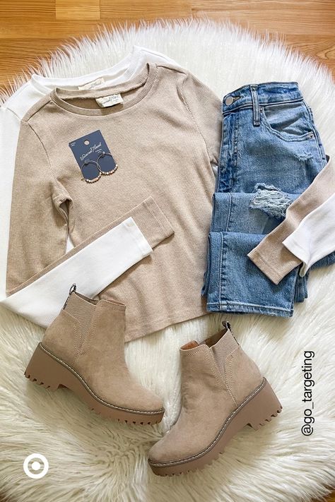 Get ready to embrace cozy fall vibes with this super-cute outfit. Slip into your favorite pair of ankle boots, add sparkly hoop earrings & you’ve got the perfect casual fall look. Cute Outfits With Jeans, Outfit Inspiration Fall, Fall Fits, Cozy Vibes, Cute Everyday Outfits, Really Cute Outfits, Fall Fashion Outfits, Look At You, Cozy Fashion