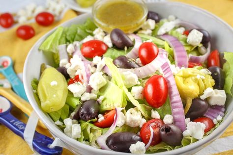 Panera might be known for bread but I love their salads!!!! The Panera Greek Salad is a classic and so delicious - the Greek dressing is also super simple to make! Greek Salad Ingredients, Greek Dinner, Greek Spinach, Ranch Dressing Recipe Homemade, Buttermilk Ranch Dressing, Our Best Bites, Greek Salad Dressing, Buttermilk Ranch, Yummy Salads