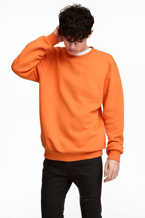 Birthday Outfit Men, Sweatshirt Outfit Men, Knee Length Denim Shorts, Winter Birthday Outfit, Sweater Outfits Men, Hoodie Outfit Men, Vintage Man, Orange Hoodie, Orange Outfit