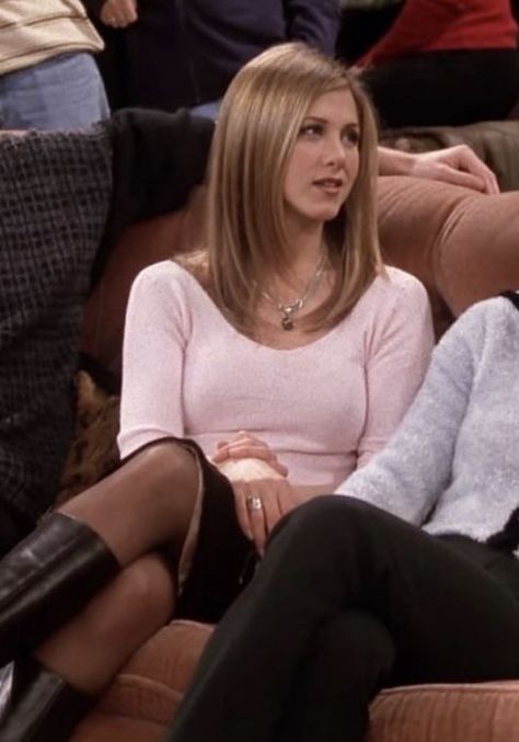 Rachel Aesthetic, Chandler Bing Joey Tribbiani, The Rachel Haircut, Monica's Apartment, Movie Fits, Friends Fits, Jennifer Aniston 90s, Memes Friends, Estilo Rachel Green