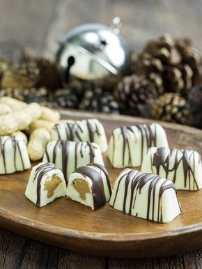 Ice Cube Tray Desserts, Ice Cube Tray Chocolates, Christmas Sweet Recipes, Christmas Candy Molds, Ice Cube Tray Recipes, Ice Cube Chocolate, Chocolate Videos, Peppermint Marshmallows, Candy Molds Silicone