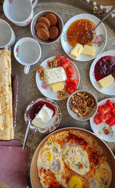 Persian Breakfast, Persian Food Iranian Cuisine, Iran Food, Iranian Cuisine, Iranian Food, Bistro Food, Easy Food Art, Food Vids, Persian Food