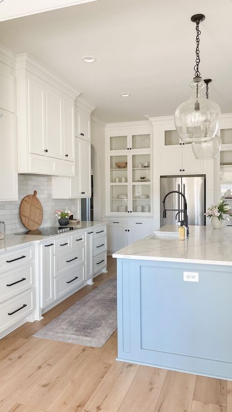 White Beachy Kitchen, Clean House Asthetics, White And Blue House Interior Design, Clean Farmhouse Kitchen, Small Beach House Kitchen Remodel, Coastal Granddaughter Kitchen, Costal Modern House, Coastal Farmhouse Aesthetic, Beachy Farmhouse Kitchen