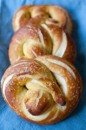 Pink Parsley: Buttery Soft Pretzels Pretzel Knots, Soft Pretzel Recipe, Homemade Soft Pretzels, Canned Biscuits, Pretzels Recipe, Soft Pretzels, Dinner Rolls, Bread Dough, Pretzels