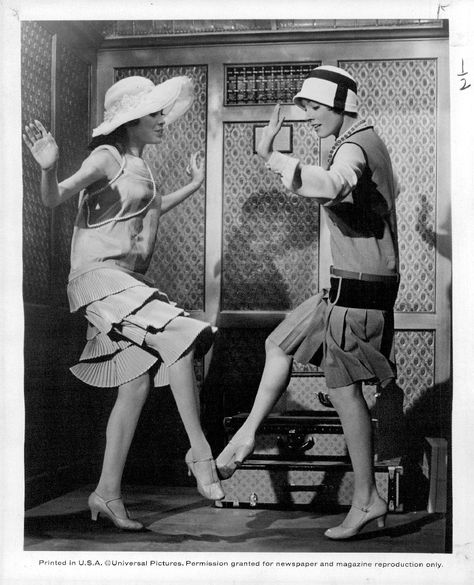 Julie Andrews and Mary Tyler Moore in Thoroughly Modern Millie Thoroughly Modern Millie, Modern Millie, Mary Tyler Moore Show, Tyler Moore, Dance Movies, Theatre Geek, Mary Tyler Moore, Julie Andrews, Singing In The Rain