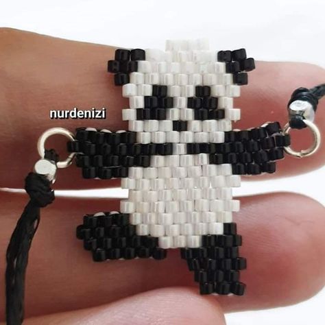 Panda Beads Pattern, Rave Kandi Ideas, Seed Bead Jewelry Patterns, Bead Charms Diy, Beaded Jewelry Tutorials, Beaded Crafts, Beaded Bracelet Patterns, Beaded Animals, Beaded Jewelry Patterns