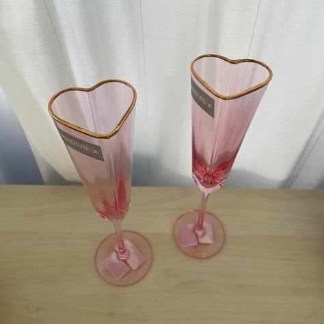 Nwt Pink Rose Romantic Heart Shaped Champagne Flute With A Gold Rim By David Tutera Perfect For Engagement Toast, Wedding Anniversary, Romantic Evening Questions And Offers Welcome! Heart Shaped Wine Glasses, Lovecore Room, Rhinestone Champagne Flutes, Sweet 16 Pool Parties, Hello Kitty Appliances, Wlw Wedding, Rose Wine Glass, Hello Kitty Wedding, Gold Champagne Flutes