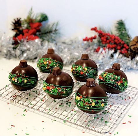 Hot Coco Balls, Coco Balls, Polycarbonate Chocolate Molds, Hot Cocoa Bomb, Peanut Butter Marshmallow, Candy Recipes Homemade, Christmas Hot Chocolate, Chocolate Shells, Hot Coco