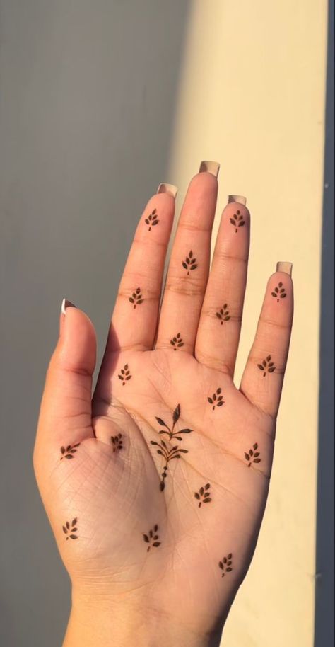 Style Mehndi Design, South Asian Fashion, Small Henna Designs, Henna Mehndi Designs, Back Hand Mehndi Design, Back Hand Mehndi, Simple Mehendi Designs, Henna Designs Wrist, Tato Henna