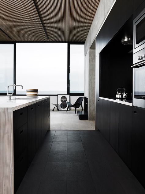 Scandi Architecture, Aarhus Architecture, Nordic Barnhouse, Barnhouse Kitchen, Black House Interior, Nordic Architecture, Modern Japanese Architecture, Dark Ceiling, Danish Architecture