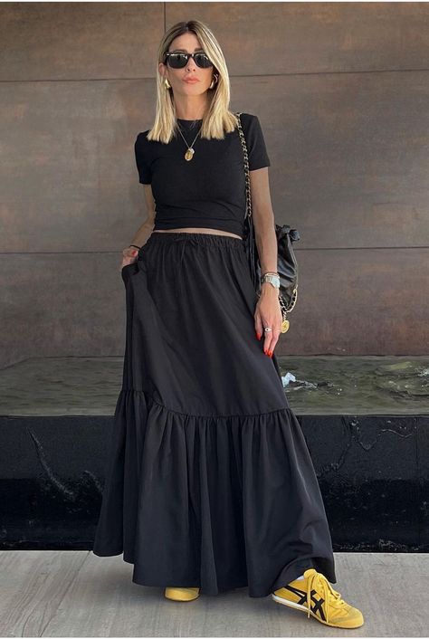 Black Peasant Skirt Outfit, Black Tiered Maxi Skirt Outfit, Tiered Skirt Outfit Summer, Black Tiered Skirt Outfit, Tiered Maxi Skirt Outfit, Black Maxi Dress Style, Casual Chic Minimalist, Tiered Skirt Outfit, Black Maxi Skirt Outfit