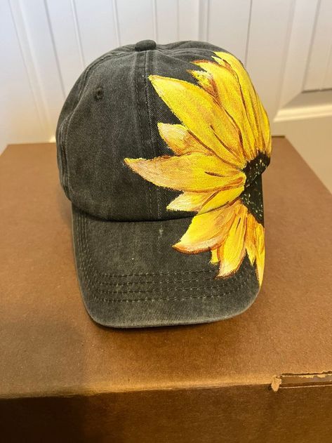 Cap Painting Ideas, Hats Painting, Painted Apparel, Painted Caps, Cap Painting, Hat Painting, Fabric Paint Shirt, Sunflower Hat, Diy Holiday Cards