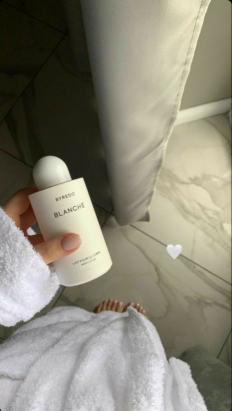 Woman holding a minimal white branding bottle of luxury body lotion Vogue Beauty, Donut Glaze, Funny Quotes For Instagram, Natural Perfume, Pretty Skin, Body Skin, Beauty Secrets, Take Care Of Yourself, Girly Things