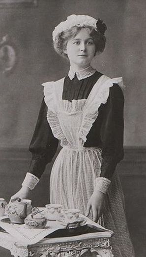 A maidservant prepares to serve tea Victorian Maid, Maid Uniform, Maid Outfit, Maid Dress, Edwardian Fashion, Edwardian Era, White Photo, Vintage Pictures, Belle Epoque