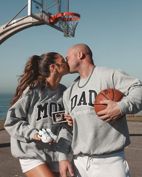 Okay Athletic Maternity Photos, Soccer Maternity Pictures, Sports Maternity Pictures, Sporty Maternity Shoot, Nike Maternity Shoot, Dad Announcement Pregnancy, Basketball Maternity Pictures, Basketball Baby Announcement, Basketball Baby Pictures