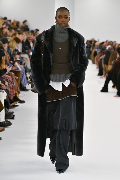 Pants Runway, Skirt Over Pants, Winter 2023 Runway, Customer Profile, Model Behavior, Style Boy, Fashion Trend Forecast, Trend Forecast, Mood Board Fashion