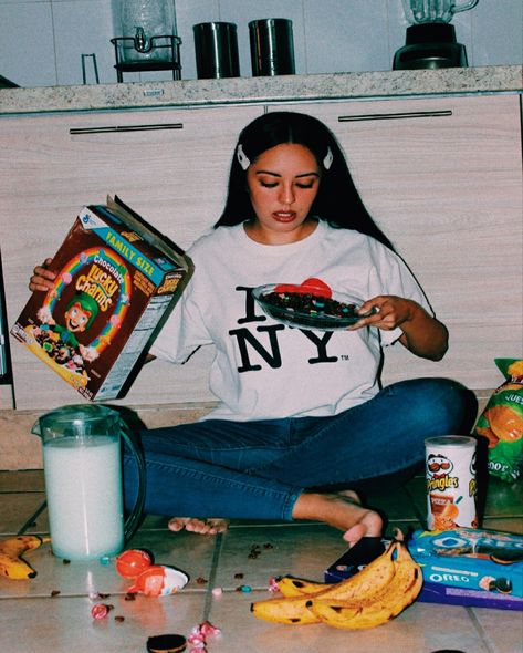 Dorm Photoshoot, Cereal Photoshoot, Kitchen Photoshoot Ideas, Cereals Photography, 1990s Photography, Kitchen Photoshoot, 90s Living Room, Photography 70s, Funny Photoshoot Ideas