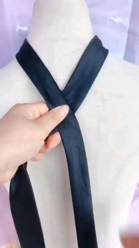 How To Tie A Tie How To Make Tie, How To Tie A Tie, Necktie Tutorial, Tying Ties, Tie A Tie Easy, Simpul Dasi, Lukisan Fesyen, Diy Belt For Dresses, Tie A Necktie