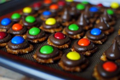 Peanut Butter M&M; Pretzel Kisses Pretzel Hershey Kisses, Pretzel Kisses, Easy Party Desserts, Peanut Butter Pretzel, Chocolate Pretzels, Kisses Chocolate, Party Desserts, Party Snacks, Sweets Treats