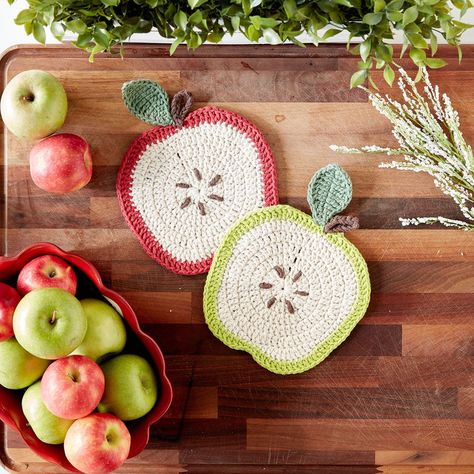 Make these fun Lily® Sugar ’n Cream® Apple A Day Crochet Dishcloths Circle Pictures, Crochet Hoodies, Crochet Hat Ideas, Crochet Characters, Pokemon Crochet, Crochet Hood, Beginners Crochet, Apple A Day, Crochet Dishcloth