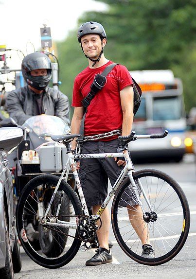 Joseph Gordon-Levitt as a bike courier Wilee. Premium Rush Great movie! Plus, I really want this job! Premium Rush, Bike Women Cycling, Bike Courier, Vintage Bmx Bikes, Best Bmx, Gordon Levitt, Joseph Gordon, Bike Messenger, Cycling City