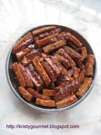 This hakka steamed braised pork in taro is one of the many popular hakka dish to be served during the festive celebration. In older da... Hakka Recipe, Hakka Food, Taro Recipes, Chinese Dessert Recipe, Asian Treats, Chinese Street Food, Dim Sum Recipes, Cantonese Cuisine, Asian Pork