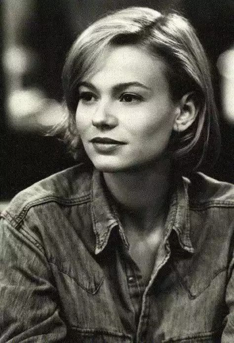 Samantha Mathis. She reminds me of Vivienne in her mid to late 20s, early 30s. Samantha Mathis, Black And White Movie, River Phoenix, Celebrity Trends, Cut My Hair, Movie Photo, Interesting Faces, Famous Celebrities, Celebrity Pictures