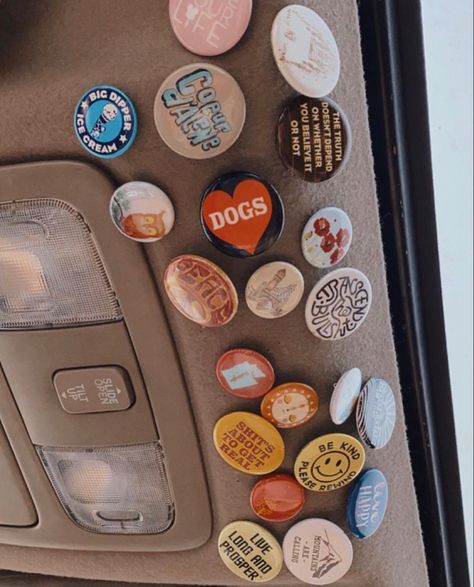 Pins On Car Ceiling, Granola Car Decorations, Car Decorations Dashboard, Cute Car Diys, 90s Car Accessories, Patches On Car Ceiling, Eclectic Car Decor, Car Add Ons, Old Car Decor Ideas