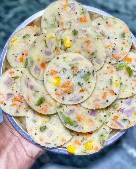 #recipe Homemade VEGETABLE SOOJI IDLI😍 Here’s a quick recipe for Vegetable Sooji Idli which you can have with Chutney and as well as with… Veg Idli Recipe, Vegetable Idli Recipe, Sooji Idli Recipe, Idli Recipe, Quick Recipes, Vegetable Recipes, Chutney, Potato Salad, Homemade Recipes