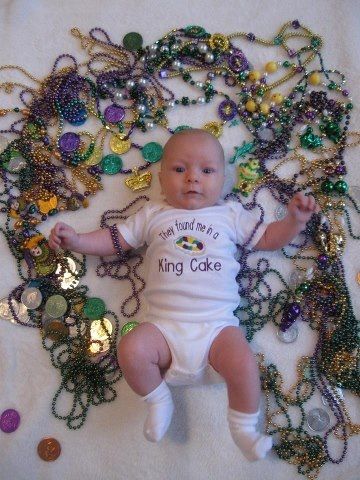 Mardi Gras Pictures, Mardi Gras Kid, Mardi Gras Photos, Baby Holiday Photos, King Cake Baby, Mardi Gras Centerpieces, Mardi Gras Crafts, Baby Milestones Pictures, Mardi Gras Outfits