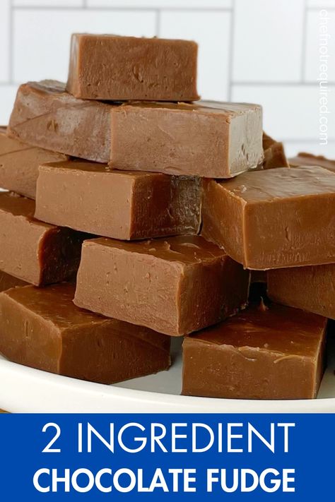 Do you need an easy 2 ingredient fudge recipe? Sometimes you just need fudge and fast! This super easy fudge recipe uses sweetened condensed milk and chocolate to make smooth, creamy fudge in the microwave! Easy Microwave Fudge Condensed Milk, Easy Microwave Desserts 2 Ingredients, Easy Microwave Desserts, Easy Microwave Fudge, 2 Ingredient Fudge, Easy Fudge Recipe, Creamy Fudge, Microwave Dessert, How To Make Fudge