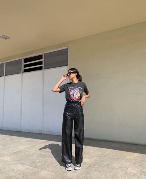 Leather Pants With T Shirt, Leather Pants Outfit Street Style, Leather Pants And Tshirt Outfit, Black All Star Outfit, Baggy Leather Pants Outfit, All Star Outfit, Lederhosen Outfit, Ootd Idea, Scandi Fashion