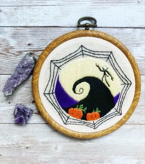 Embroidered nightmare before christmas hoop #embroidery #art #halloween #disney #embroideryart #embroideryhoopart #thenightmarebeforechristmas #cottagecore Nightmare Before Christmas Embroidery, Embroidered Hoop, Halloween Disney, Hoop Embroidery, Art Halloween, Embroidery Hoop Art, Christmas Embroidery, Art Textile, Nightmare Before