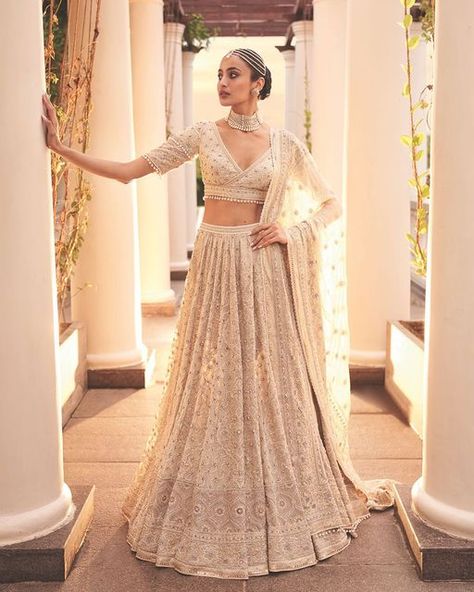 White Bridal Lehenga, Tulle Lehenga, Feather Veil, Scallop Dupatta, Feather Fabric, Chikankari Lehenga, Pengantin India, Bridal Lehenga Designs, Tassel Blouse