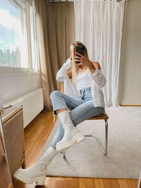 a white top and ahisrt, light blue high waisted jeans, light beige tall chunky Chelsea boots for a statement White Shirt Casual Outfit, White Chelsea Boots Outfit, Blue Jeans And White Shirt, White Chelsea Boots, Chelsea Boots Outfit, Outfit Botas, Blue High Waisted Jeans, Nude Boots, Chunky Chelsea Boots