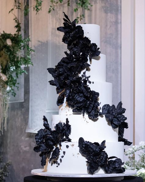 Black And White Wedding Cakes: Best Cake Ideas + FAQs Wedding Cakes Black And White, Black And White Wedding Cakes, Best Cake Ideas, Gothic Wedding Cake, Fancy Wedding Cakes, Black And White Wedding Cake, Dark Wedding Theme, Swan Wedding, Silver Wedding Cake