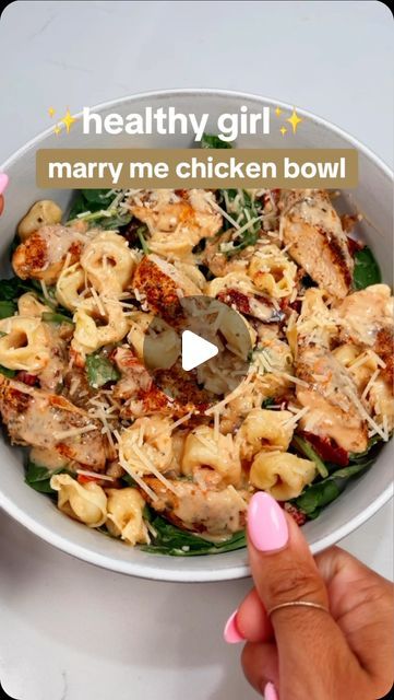 MaKayla Kim Thomas on Instagram: "Healthy girl meal but make it ✨lazy girl fancy✨ 🤪   This one is great as meal prep OR single serve for the nights when you’re feeding your kids Dino nuggets 😌  Marry Me Chicken Bowl is from balanced bites cookbook ✨   If you’re tired of guessing, spinning your wheels, or prepping food you don’t even enjoy—get all my realistic, easy meals in ONE spot + let’s crush our goals 😼💪🏼 makaylathomas . com   #Mealprep #healthymeals #mealideas #highprotein #lunchideas #dinnerideas #easymeals #marrymechicken" Dino Nuggets, Marry Me Chicken, Healthy High Protein Meals, Easy Healthy Meal Prep, Macro Meals, Chicken Bowl, The Nights, Lunch Meal Prep, Healthy Girl