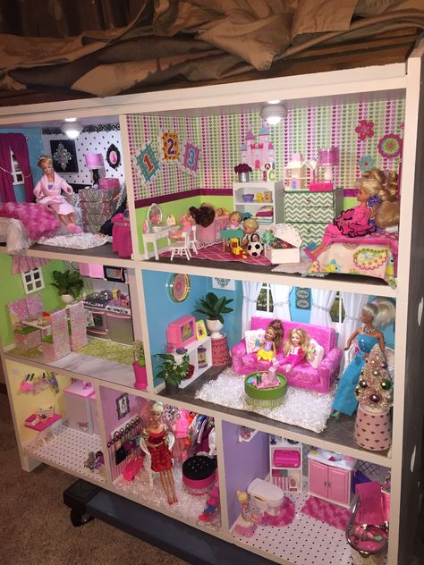 Barbie Diy Bedroom, Cute Doll House Ideas, Barbie Room Diy, Barbie Dolls House, Diy Barbie Doll Furniture, Lps Doll House, Barbie Storage Ideas Kids Rooms, Bratz Doll House, Diy Barbie Room