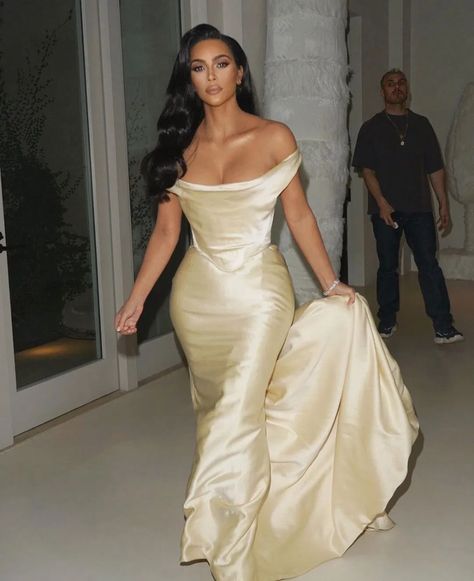 Along With The Rest Of Hollywood, Kim Kardashian Validates The Case For Corsetry - GRAZIA Magazine Kim Kardashian Short Hair, Kim Kardashian Blazer, Kim Kardashian Meme, Kardashian Hair Color, Kim Kardashian Wedding Dress, Kim Kardashian Nails, Kim Kardashian Wallpaper, Kim Kardashian Blonde, Kim Kardashian Before