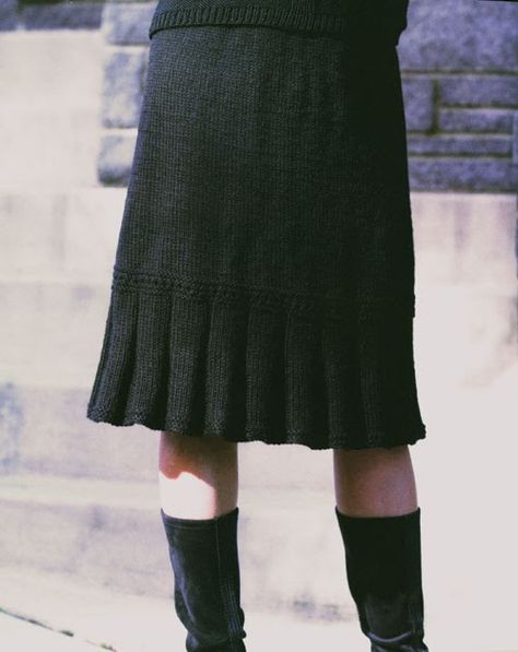 Little Flirt Skirt by Faina Goberstein Knit Skirt Pattern, Skirt Pattern Free, Crochet Bodycon Dresses, Crochet Skirt Pattern, Fall Knitting, Mode Crochet, Crochet Skirts, Winter Skirt, Crochet Woman