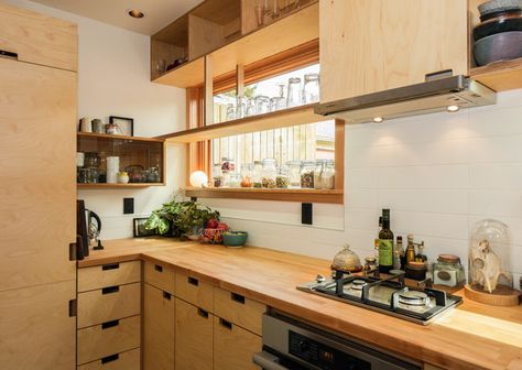 v Kitchen Furniture Design Space Saving, Asian Kitchen Design, Container Room, Japanese Kitchen Design, Japanese Small House, Light Wood Cabinets, Rearranging Furniture, Small House Interior, Small House Interior Design