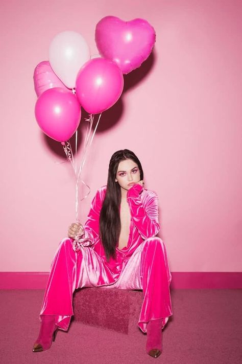 Birthday Photoshoot Ideas, Debut Photoshoot, Foto Glamour, Valentine Photo Shoot, 21st Birthday Photoshoot, Creative Photoshoot Ideas, Glam Photoshoot, Maggie Lindemann, Fun Photoshoot