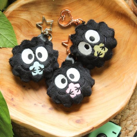 Adorable little soot sprite keychains are ready for adoption, including your choice of clasp and konpeito color! 🌟 Made with a pattern by @dollphinwing 💖 #keychain #plush #studioghibli #ghibli #sootsprite #konpeito #plushkeychain #cute Ghibli Merch, Keychain Plush, Soot Sprite, Soot Sprites, A Pattern, Studio Ghibli, Keychains, Adoption, Pattern