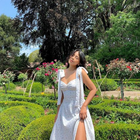 Pose Ideas In Long Dress, Floral Dress Poses Instagram, Piknik Outfit, Long Dress Poses Instagram, Picnic Outfit Summer, Funny Wedding Photos, Korean Outfit Street Styles, Teen Swag Outfits, Photography Posing Guide